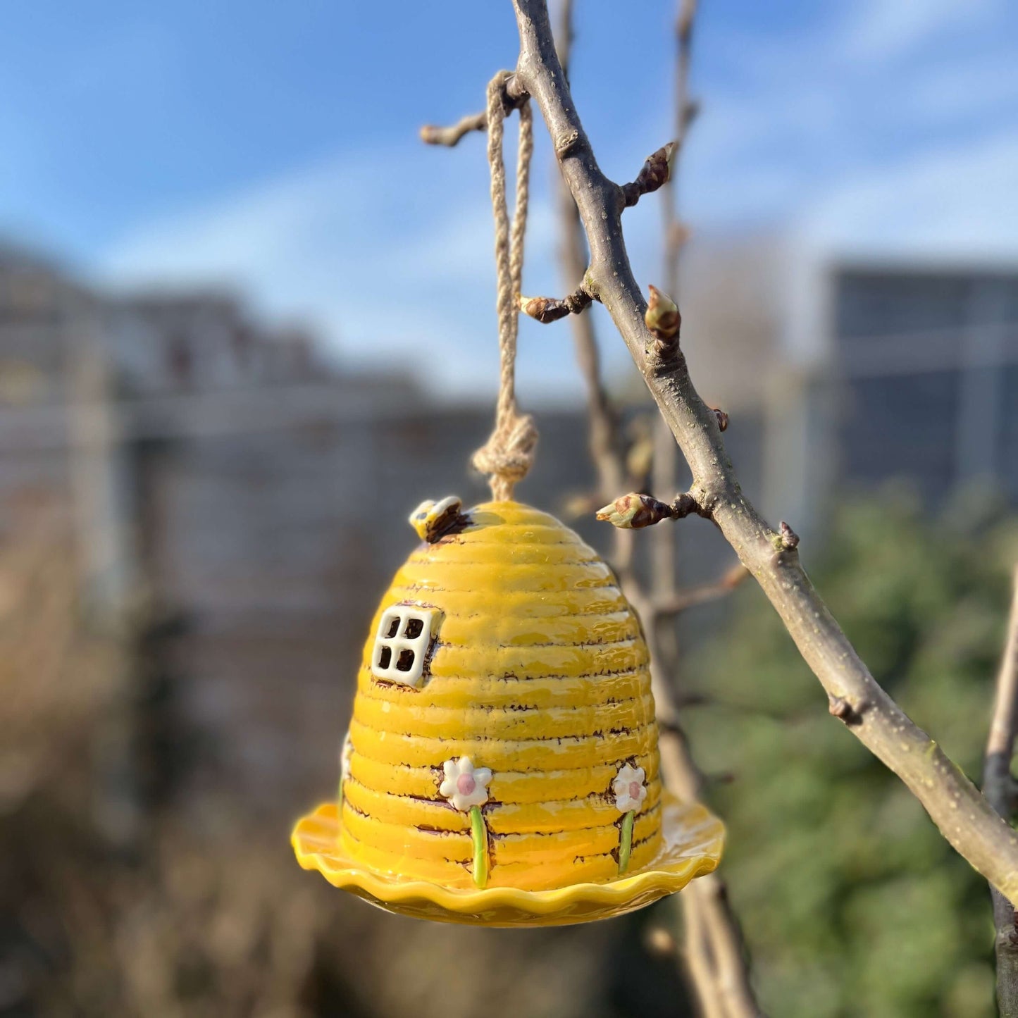 Yellow Beehive Shaped Ceramic Bird Feeder – Charming Garden Accessory for Bird Lovers