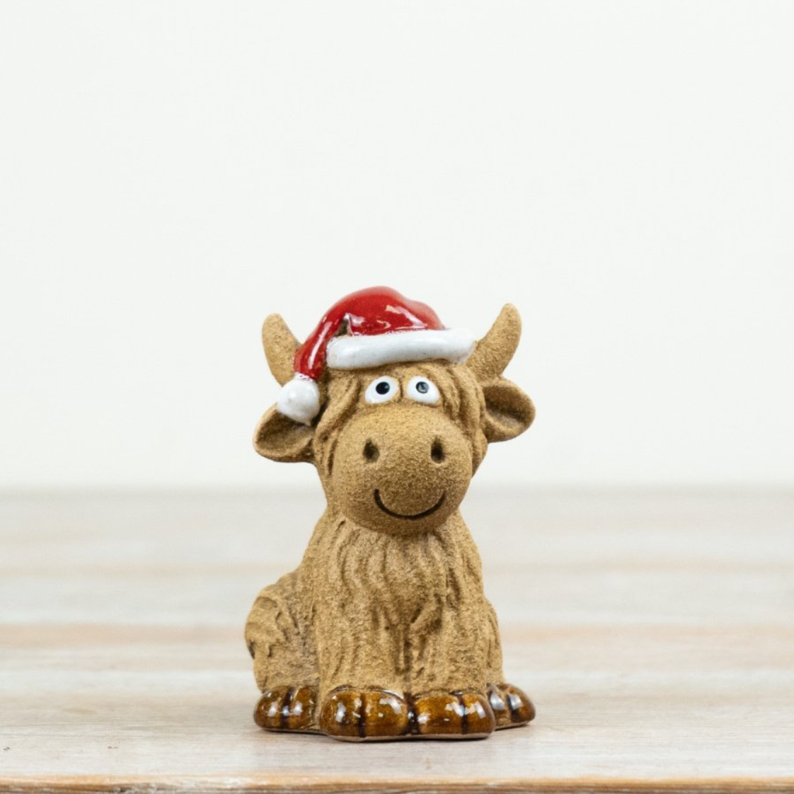 Stoneware Sitting Christmas Highland Cow