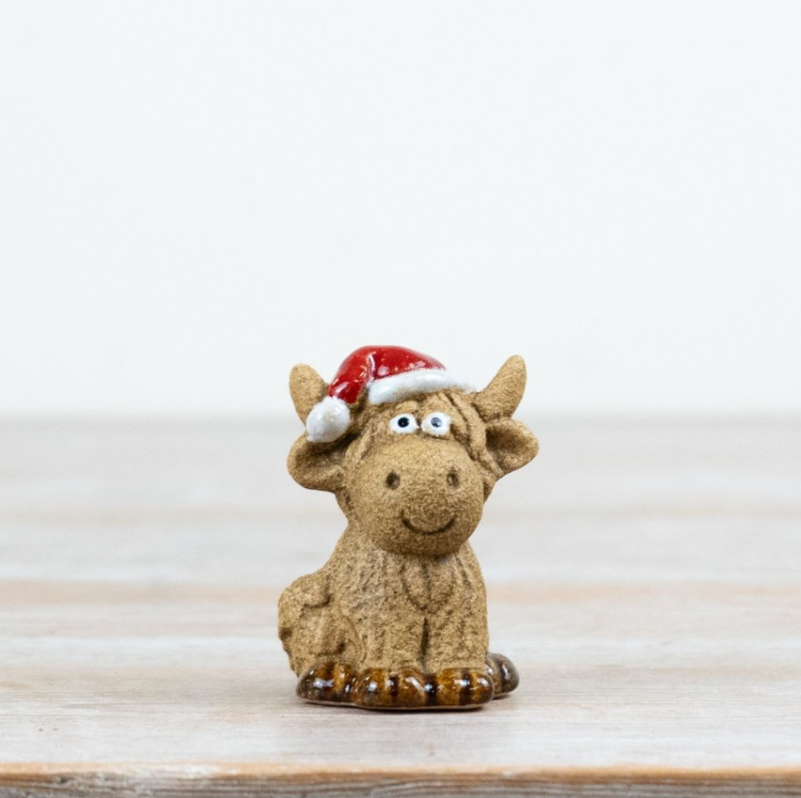Stoneware Sitting Christmas Highland Cow